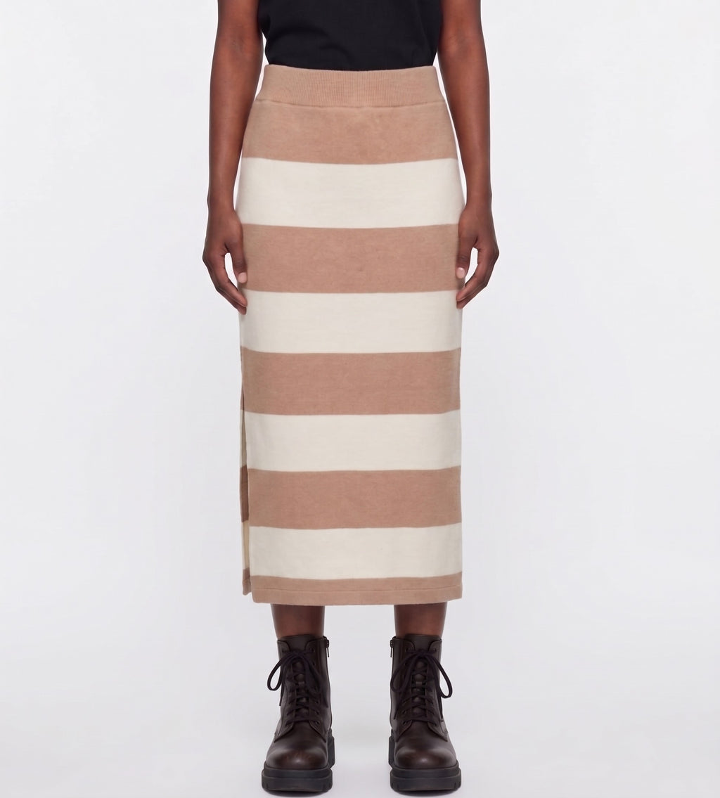 Stripe knit skirt w/ slit