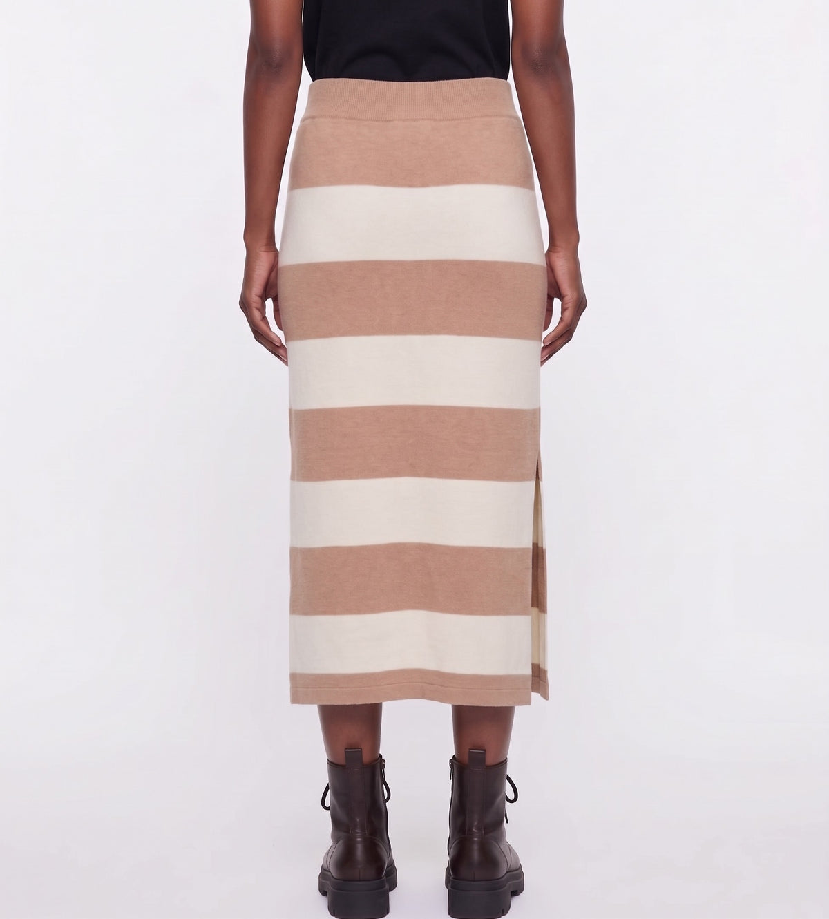 Stripe knit skirt w/ slit